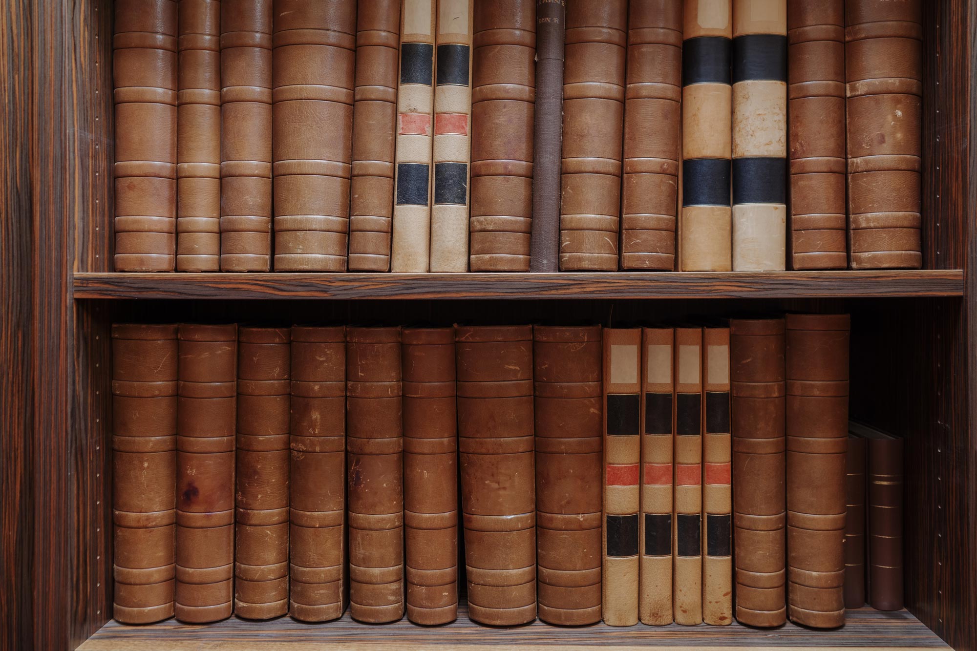 Bokhylla fylld med gamla böcker