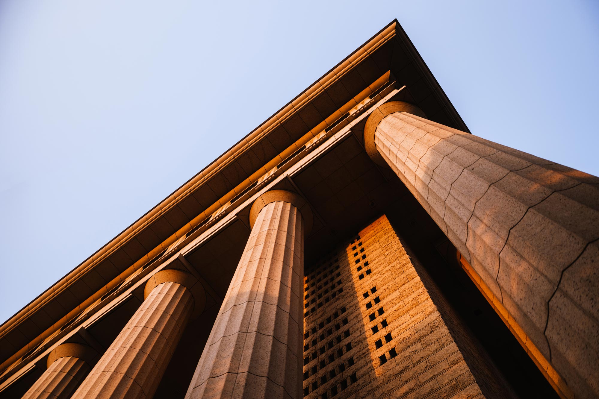 Närbild på flera pelare på en klassisk byggnad