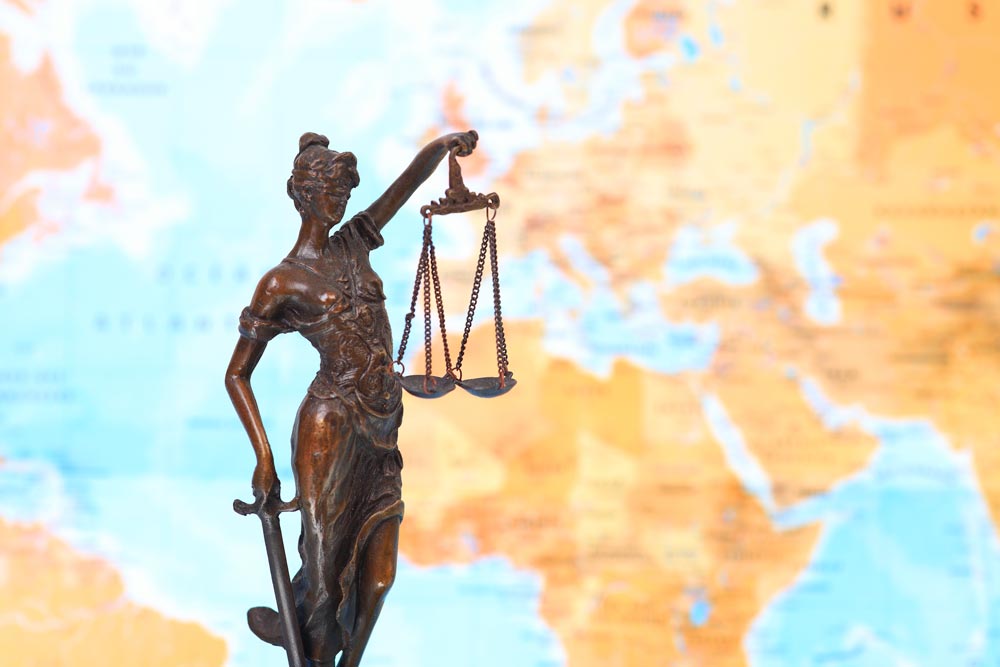 Rättvisans staty med en karta i bakgrunden