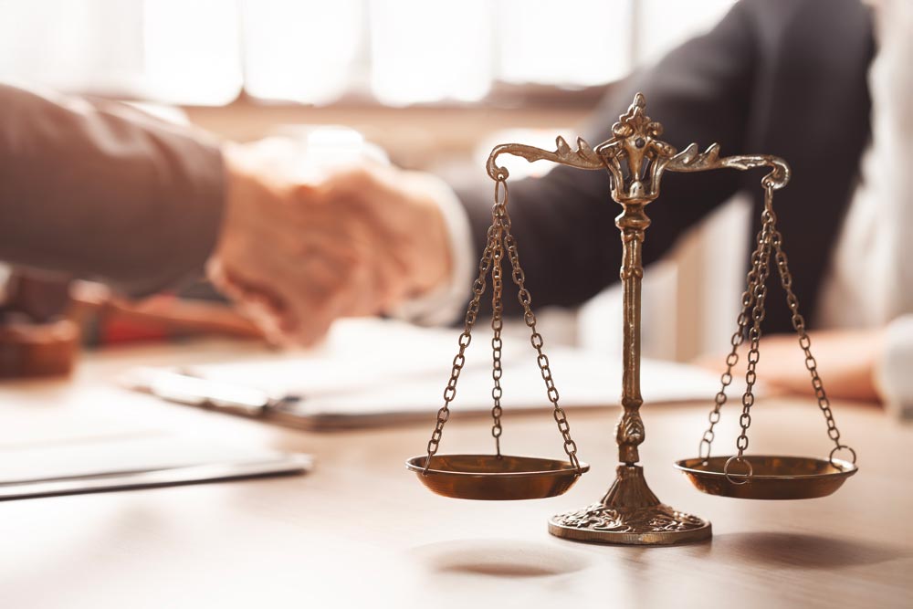 Våg med två personer som skakar hand i bakgrunden